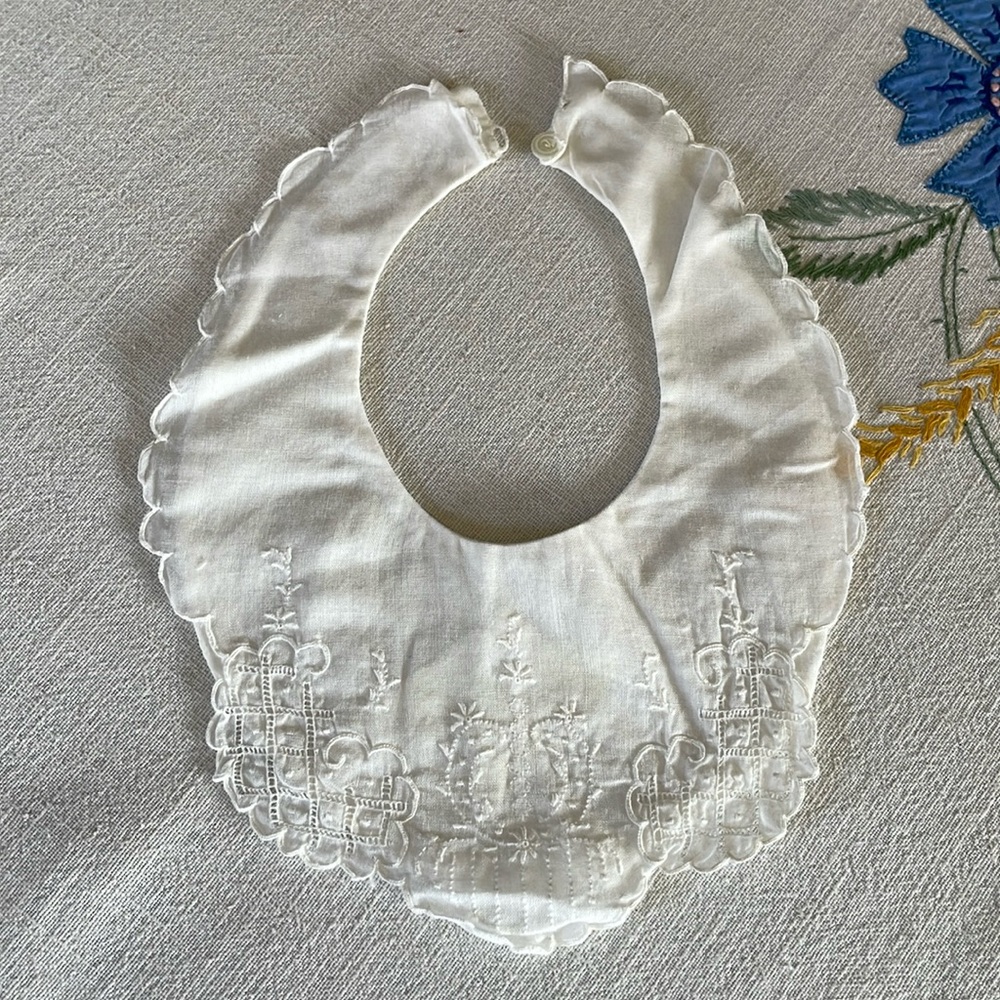 Antique white linen/lace baby's bib ca Victorian or Edwardian period